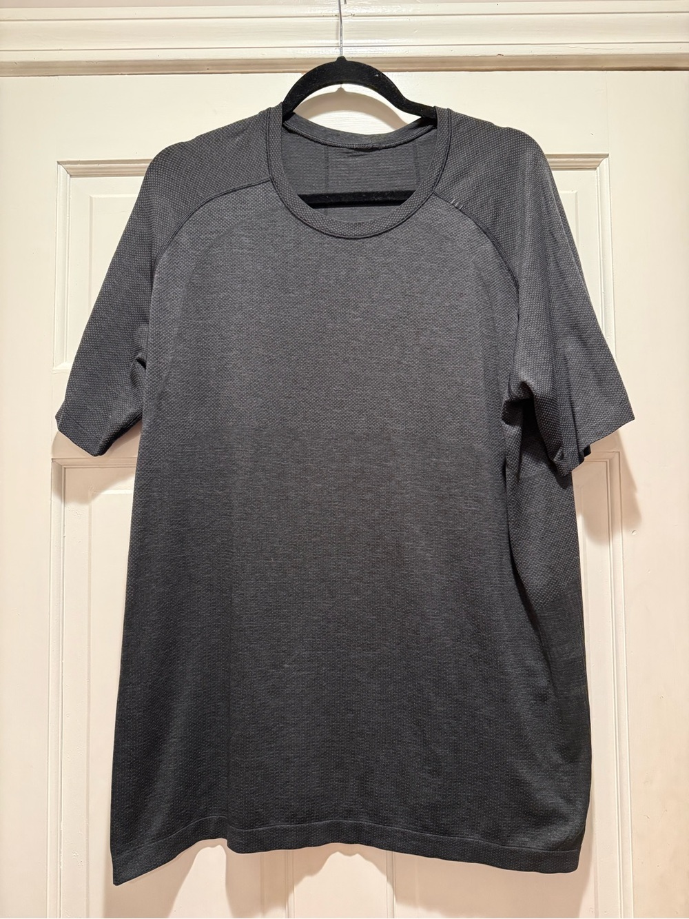 Men's Lululemon Crew Neck Short Sleeve Shirt - Charcoal Gray size Large